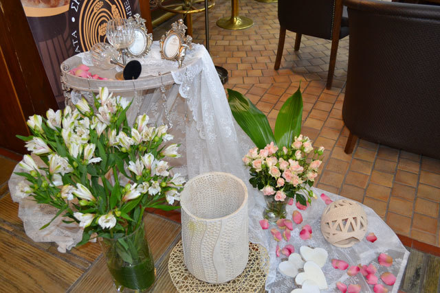  Διακόσμηση γάμου με κεριά και φρέσκα λουλούδια